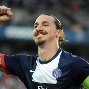 开云直播平台-海港重伤倒地，全队围拢祈祷，这一刻，足球超越了胜负，重伤倒地，全队祈祷——足球在这一刻超越胜负