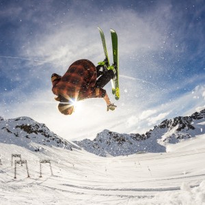 开云官方网站-哈兰德戴帽助曼城大胜DWG，比分差距惊人引足坛热议，哈兰德帽子戏法助曼城狂胜DWG，悬殊比分引爆足坛