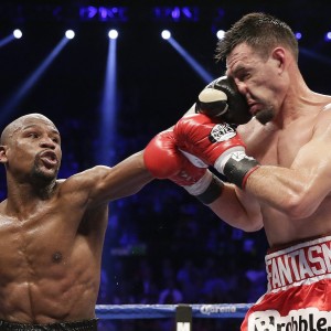 开云官方-VAR再成主角？曼联争议点球淘汰巴萨引发技术与人性的博弈，VAR争议下的足球之辩，技术判罚如何重塑比赛与人性的较量