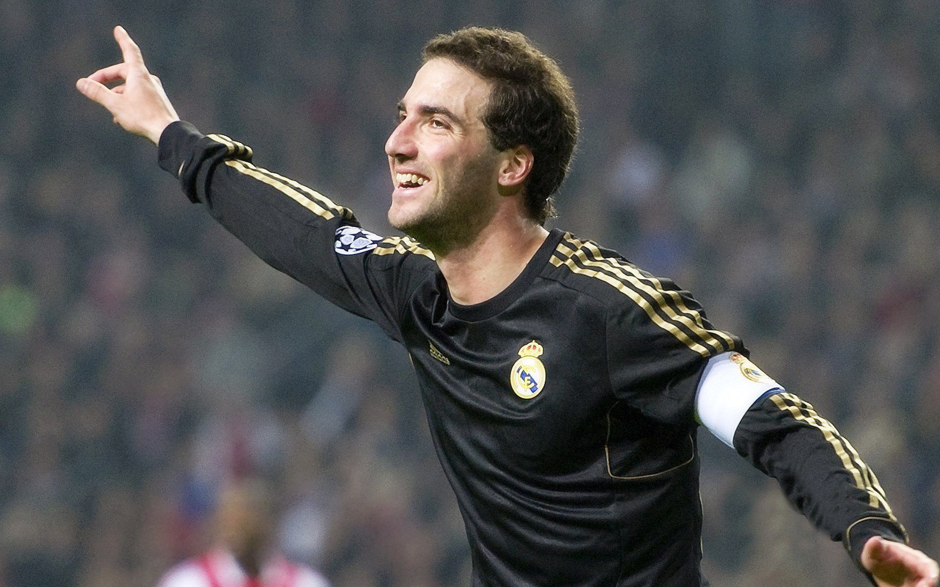 皇马场边指挥情绪激动，那不勒斯队员怒摔水瓶，一场火药味十足的欧冠对决，皇马那不勒斯火爆对决，指挥怒摔水瓶，火药味弥漫欧冠赛场