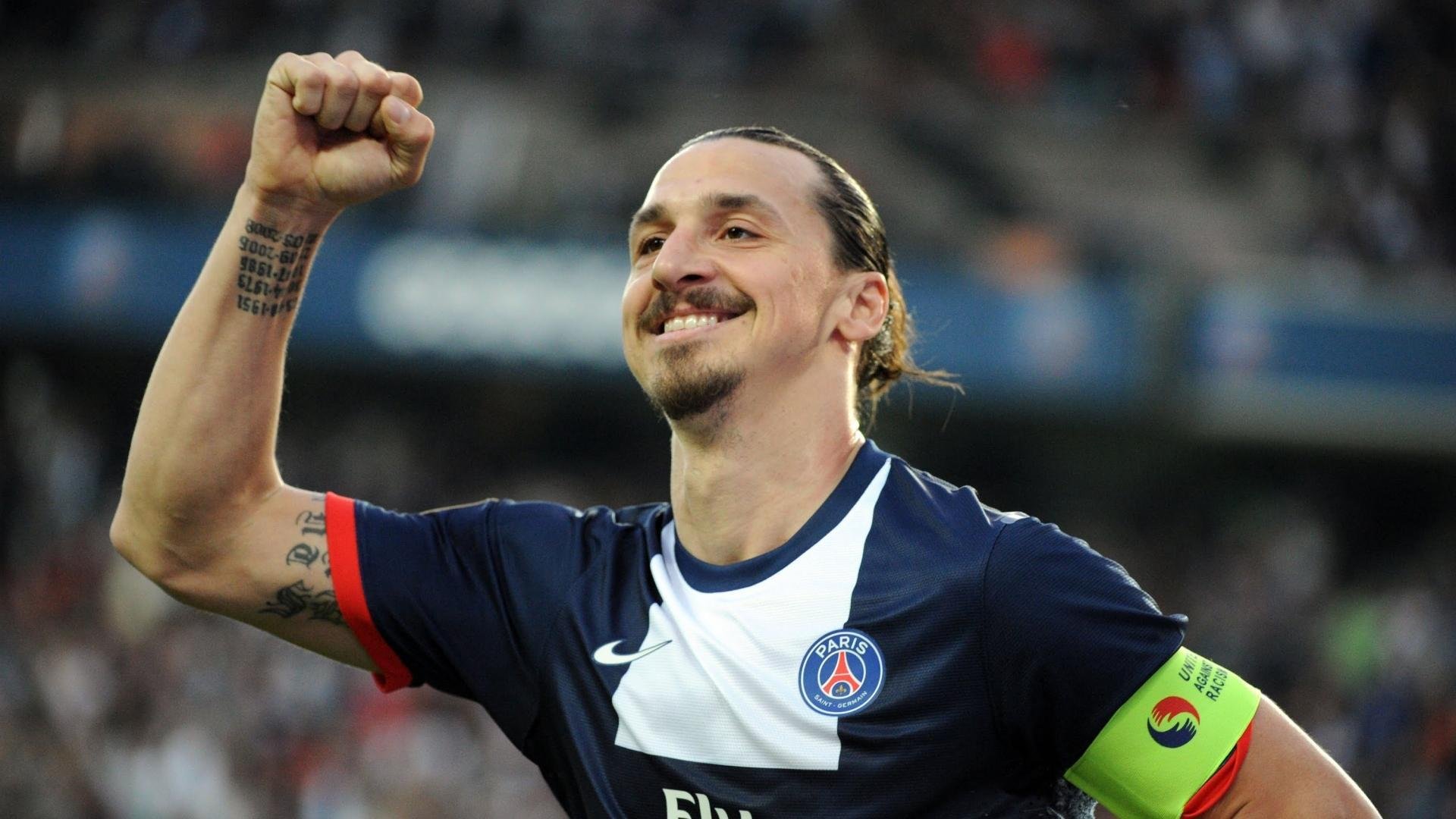 海港重伤倒地，全队围拢祈祷，这一刻，足球超越了胜负，重伤倒地，全队祈祷——足球在这一刻超越胜负